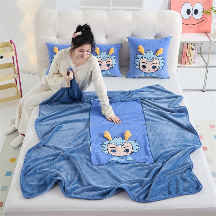 91家纺网 家纺一手货源 找家纺 吉利家居 2025新款法莱绒贴布立体刺绣抱枕毯 熬丙