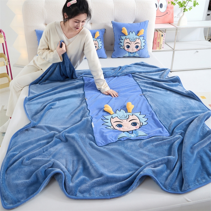 91家纺网 家纺一手货源 找家纺 吉利家居 2025新款法莱绒贴布立体刺绣抱枕毯 熬丙