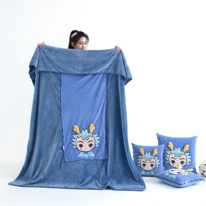 91家纺网 家纺一手货源 找家纺 吉利家居 2025新款法莱绒贴布立体刺绣抱枕毯 熬丙