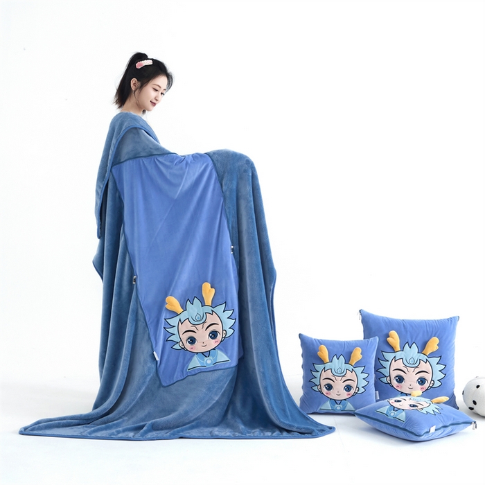 91家纺网 家纺一手货源 找家纺 吉利家居 2025新款法莱绒贴布立体刺绣抱枕毯 熬丙