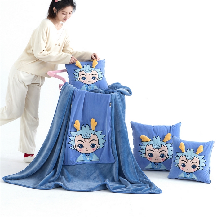 91家纺网 家纺一手货源 找家纺 吉利家居 2025新款法莱绒贴布立体刺绣抱枕毯 熬丙