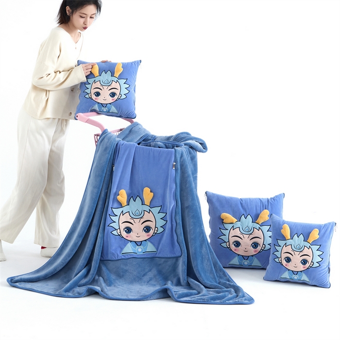 91家纺网 家纺一手货源 找家纺 吉利家居 2025新款法莱绒贴布立体刺绣抱枕毯 熬丙