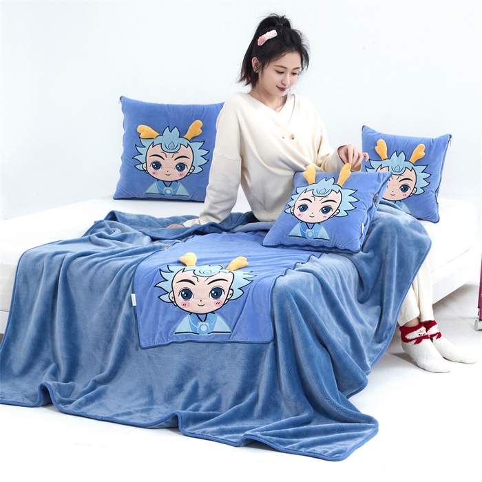 91家纺网 家纺一手货源 找家纺 吉利家居 2025新款法莱绒贴布立体刺绣抱枕毯 熬丙