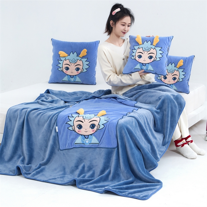 91家纺网 家纺一手货源 找家纺 吉利家居 2025新款法莱绒贴布立体刺绣抱枕毯 熬丙