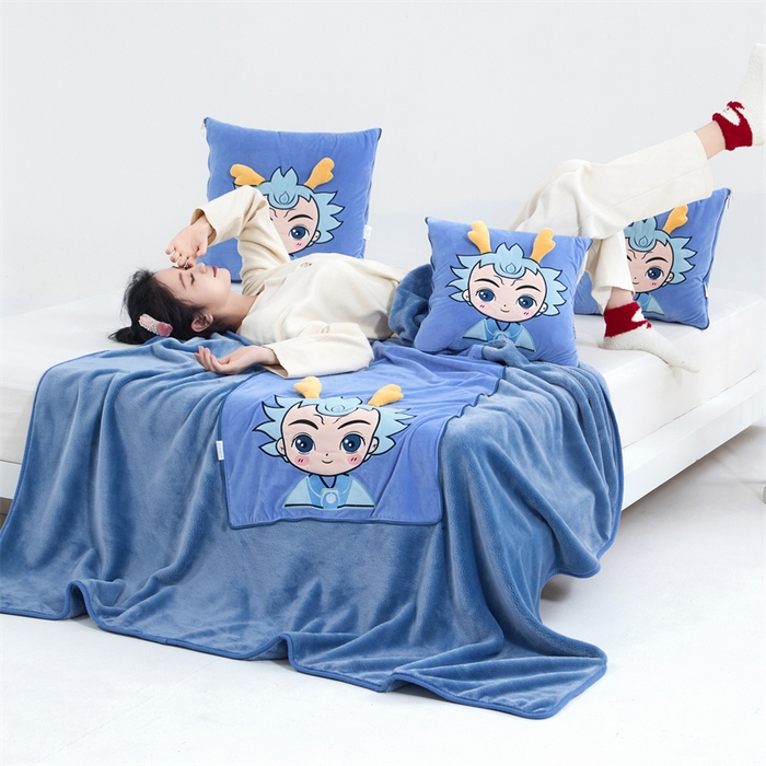 91家纺网 家纺一手货源 找家纺 吉利家居 2025新款法莱绒贴布立体刺绣抱枕毯 熬丙