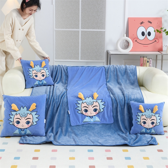 91家纺网 家纺一手货源 找家纺 吉利家居 2025新款法莱绒贴布立体刺绣抱枕毯 熬丙