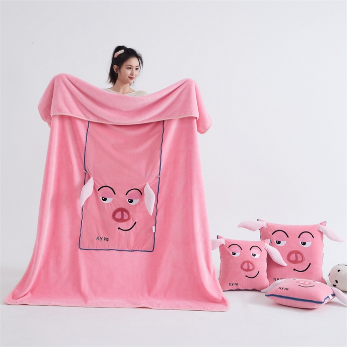 91家纺网 家纺一手货源 找家纺 吉利家居 2025新款法莱绒贴布立体刺绣抱枕毯 飞天猪