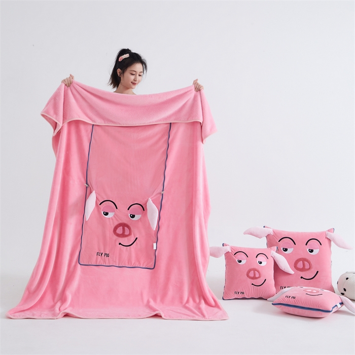 91家纺网 家纺一手货源 找家纺 吉利家居 2025新款法莱绒贴布立体刺绣抱枕毯 飞天猪