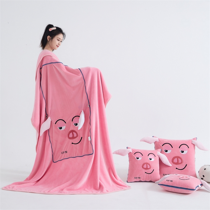 91家纺网 家纺一手货源 找家纺 吉利家居 2025新款法莱绒贴布立体刺绣抱枕毯 飞天猪