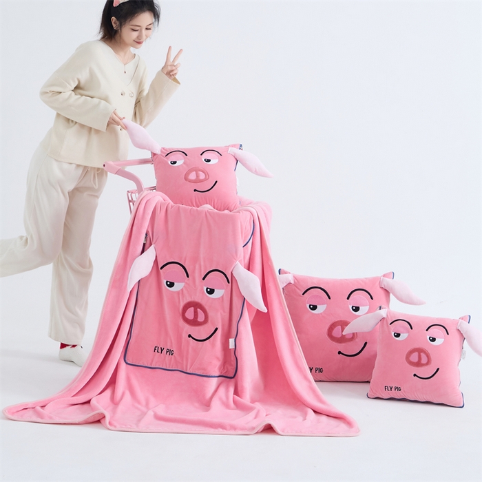 91家纺网 家纺一手货源 找家纺 吉利家居 2025新款法莱绒贴布立体刺绣抱枕毯 飞天猪