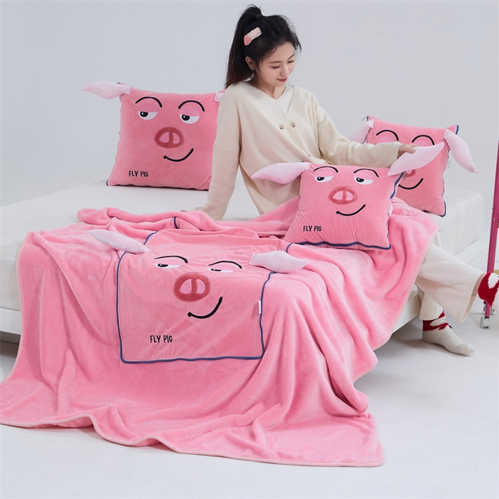 91家纺网 家纺一手货源 找家纺 吉利家居 2025新款法莱绒贴布立体刺绣抱枕毯 飞天猪