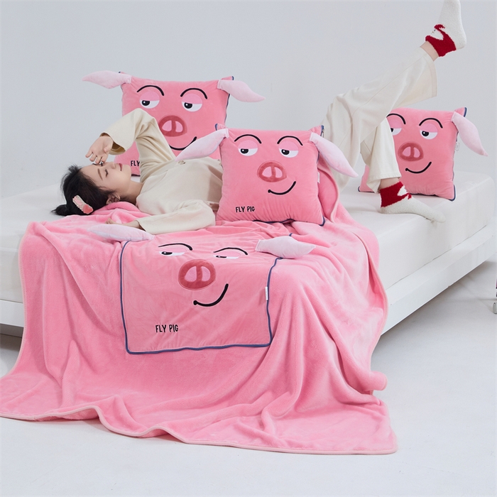 91家纺网 家纺一手货源 找家纺 吉利家居 2025新款法莱绒贴布立体刺绣抱枕毯 飞天猪