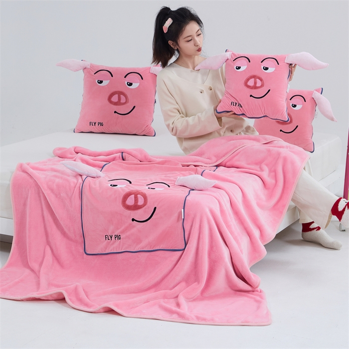 91家纺网 家纺一手货源 找家纺 吉利家居 2025新款法莱绒贴布立体刺绣抱枕毯 飞天猪