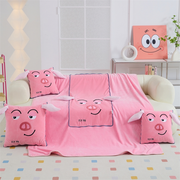 91家纺网 家纺一手货源 找家纺 吉利家居 2025新款法莱绒贴布立体刺绣抱枕毯 飞天猪