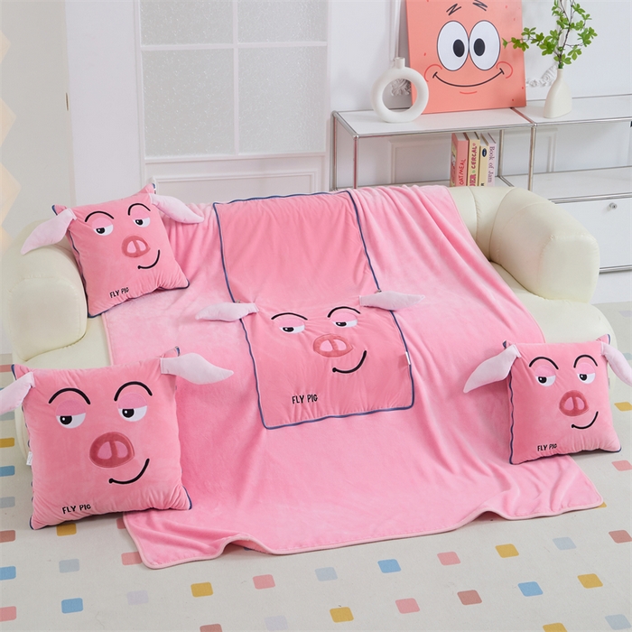 91家纺网 家纺一手货源 找家纺 吉利家居 2025新款法莱绒贴布立体刺绣抱枕毯 飞天猪