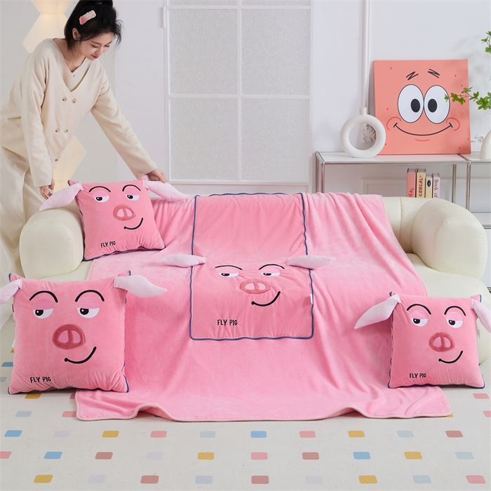 91家纺网 家纺一手货源 找家纺 吉利家居 2025新款法莱绒贴布立体刺绣抱枕毯 飞天猪