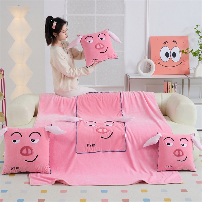 91家纺网 家纺一手货源 找家纺 吉利家居 2025新款法莱绒贴布立体刺绣抱枕毯 飞天猪