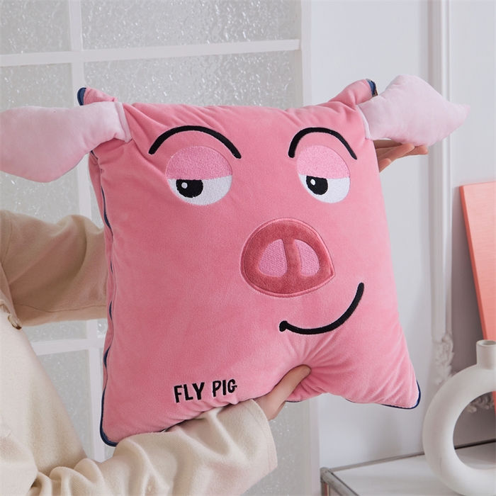 91家纺网 家纺一手货源 找家纺 吉利家居 2025新款法莱绒贴布立体刺绣抱枕毯 飞天猪