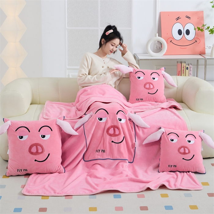 91家纺网 家纺一手货源 找家纺 吉利家居 2025新款法莱绒贴布立体刺绣抱枕毯 飞天猪