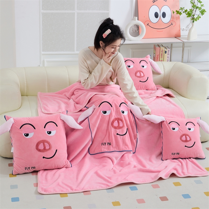 91家纺网 家纺一手货源 找家纺 吉利家居 2025新款法莱绒贴布立体刺绣抱枕毯 飞天猪