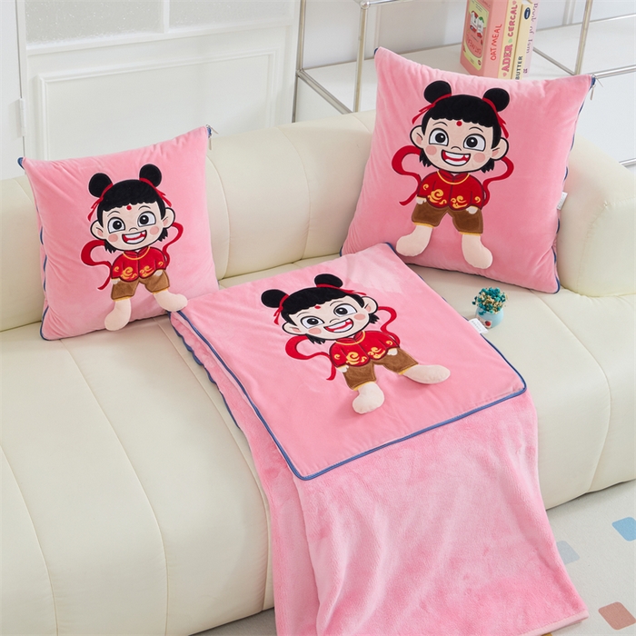 吉利家居 2025新款法莱绒贴布立体刺绣抱枕毯 哪吒-粉