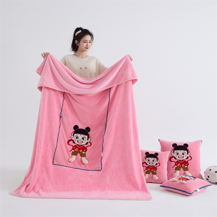 91家纺网 家纺一手货源 找家纺 吉利家居 2025新款法莱绒贴布立体刺绣抱枕毯 哪吒-粉