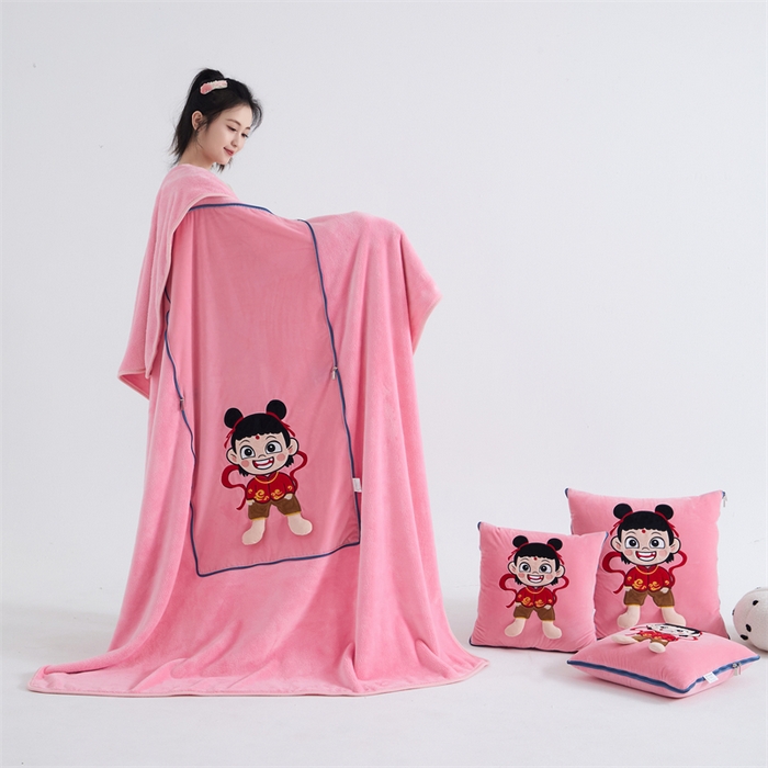 91家纺网 家纺一手货源 找家纺 吉利家居 2025新款法莱绒贴布立体刺绣抱枕毯 哪吒-粉