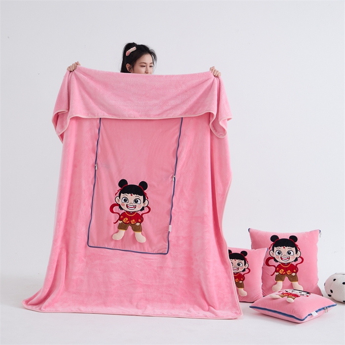 91家纺网 家纺一手货源 找家纺 吉利家居 2025新款法莱绒贴布立体刺绣抱枕毯 哪吒-粉