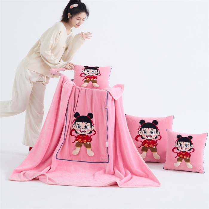 91家纺网 家纺一手货源 找家纺 吉利家居 2025新款法莱绒贴布立体刺绣抱枕毯 哪吒-粉