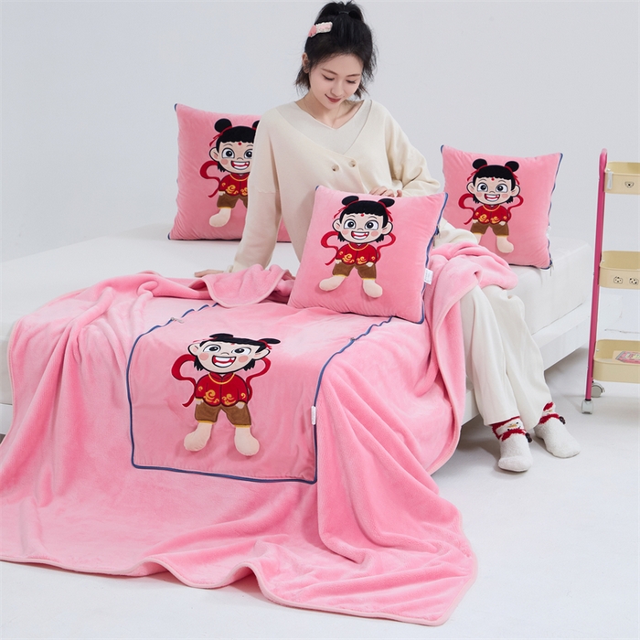 91家纺网 家纺一手货源 找家纺 吉利家居 2025新款法莱绒贴布立体刺绣抱枕毯 哪吒-粉