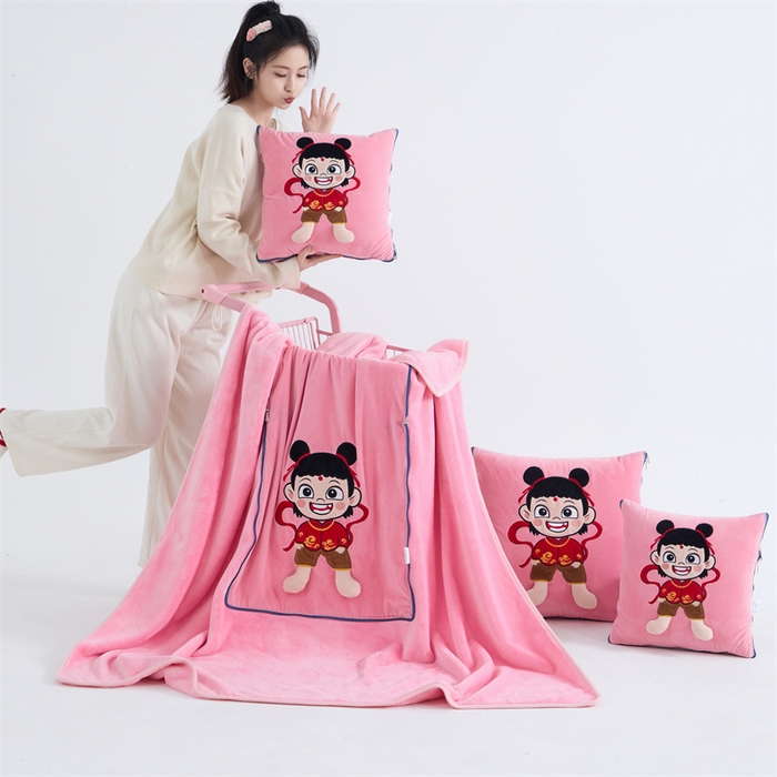 91家纺网 家纺一手货源 找家纺 吉利家居 2025新款法莱绒贴布立体刺绣抱枕毯 哪吒-粉