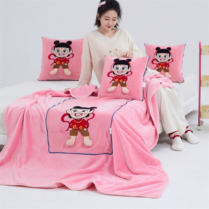 91家纺网 家纺一手货源 找家纺 吉利家居 2025新款法莱绒贴布立体刺绣抱枕毯 哪吒-粉