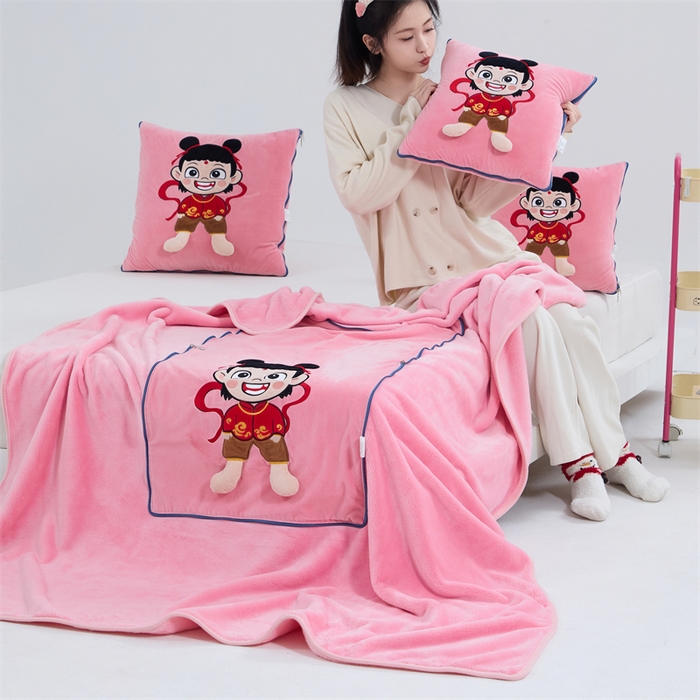 91家纺网 家纺一手货源 找家纺 吉利家居 2025新款法莱绒贴布立体刺绣抱枕毯 哪吒-粉