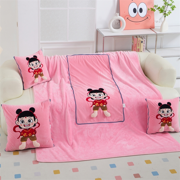 91家纺网 家纺一手货源 找家纺 吉利家居 2025新款法莱绒贴布立体刺绣抱枕毯 哪吒-粉