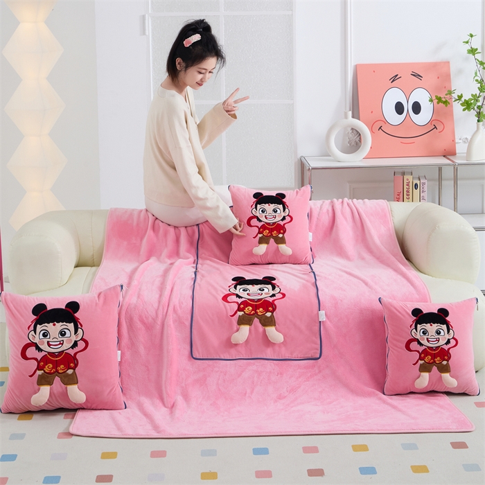 91家纺网 家纺一手货源 找家纺 吉利家居 2025新款法莱绒贴布立体刺绣抱枕毯 哪吒-粉