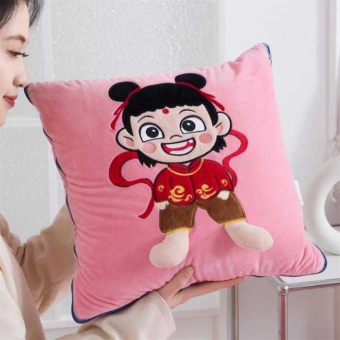91家纺网 家纺一手货源 找家纺 吉利家居 2025新款法莱绒贴布立体刺绣抱枕毯 哪吒-粉