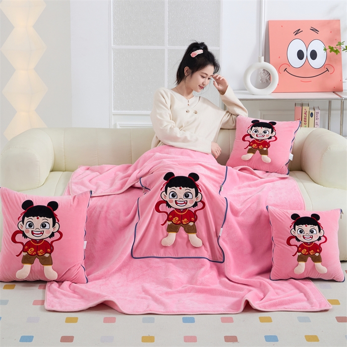 91家纺网 家纺一手货源 找家纺 吉利家居 2025新款法莱绒贴布立体刺绣抱枕毯 哪吒-粉