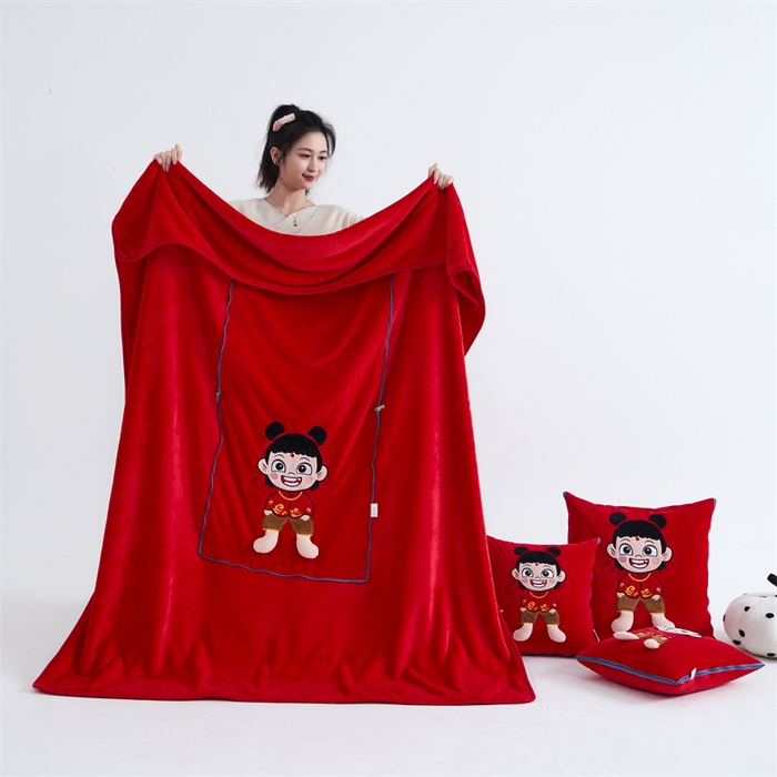 91家纺网 家纺一手货源 找家纺 吉利家居 2025新款法莱绒贴布立体刺绣抱枕毯 哪吒-中国红