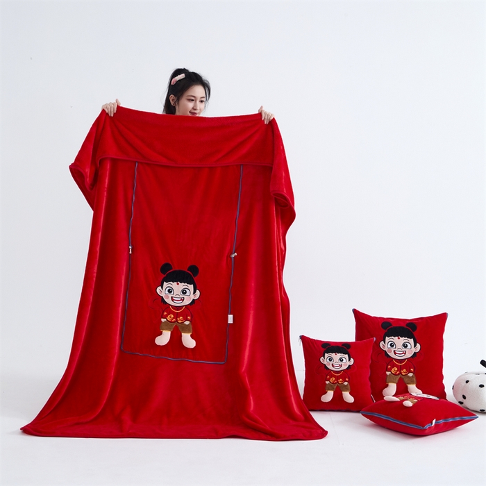 91家纺网 家纺一手货源 找家纺 吉利家居 2025新款法莱绒贴布立体刺绣抱枕毯 哪吒-中国红