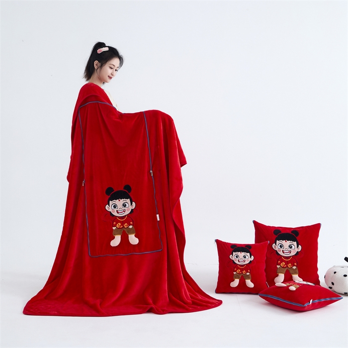 91家纺网 家纺一手货源 找家纺 吉利家居 2025新款法莱绒贴布立体刺绣抱枕毯 哪吒-中国红