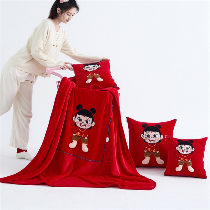 91家纺网 家纺一手货源 找家纺 吉利家居 2025新款法莱绒贴布立体刺绣抱枕毯 哪吒-中国红