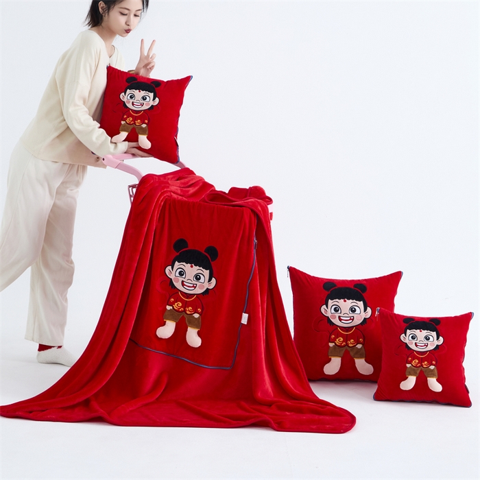 91家纺网 家纺一手货源 找家纺 吉利家居 2025新款法莱绒贴布立体刺绣抱枕毯 哪吒-中国红