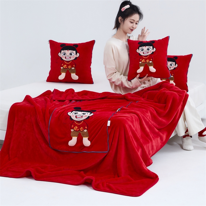 91家纺网 家纺一手货源 找家纺 吉利家居 2025新款法莱绒贴布立体刺绣抱枕毯 哪吒-中国红