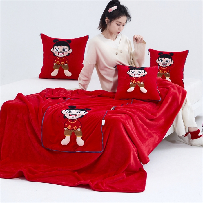 91家纺网 家纺一手货源 找家纺 吉利家居 2025新款法莱绒贴布立体刺绣抱枕毯 哪吒-中国红