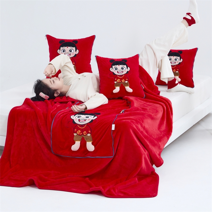 91家纺网 家纺一手货源 找家纺 吉利家居 2025新款法莱绒贴布立体刺绣抱枕毯 哪吒-中国红