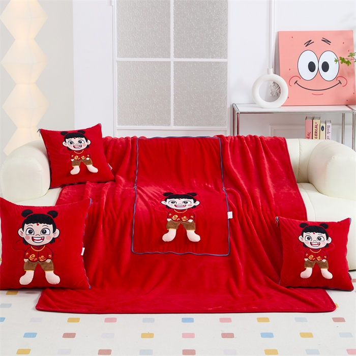 91家纺网 家纺一手货源 找家纺 吉利家居 2025新款法莱绒贴布立体刺绣抱枕毯 哪吒-中国红