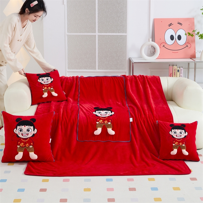 91家纺网 家纺一手货源 找家纺 吉利家居 2025新款法莱绒贴布立体刺绣抱枕毯 哪吒-中国红