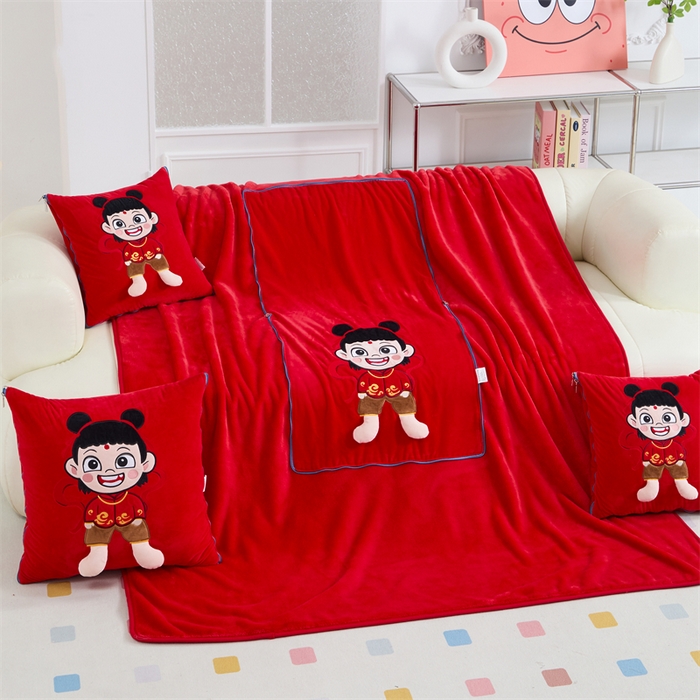 91家纺网 家纺一手货源 找家纺 吉利家居 2025新款法莱绒贴布立体刺绣抱枕毯 哪吒-中国红