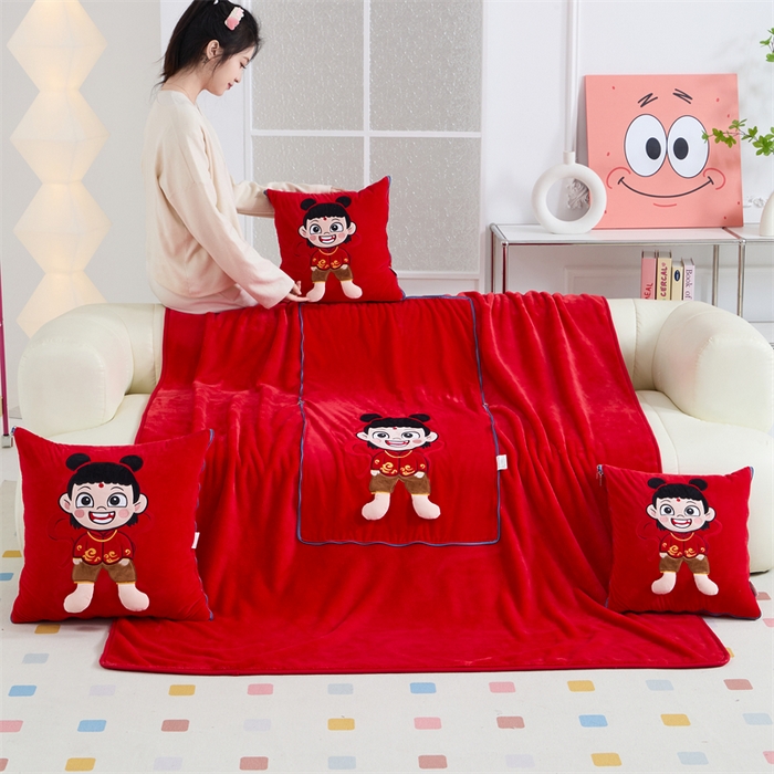 91家纺网 家纺一手货源 找家纺 吉利家居 2025新款法莱绒贴布立体刺绣抱枕毯 哪吒-中国红