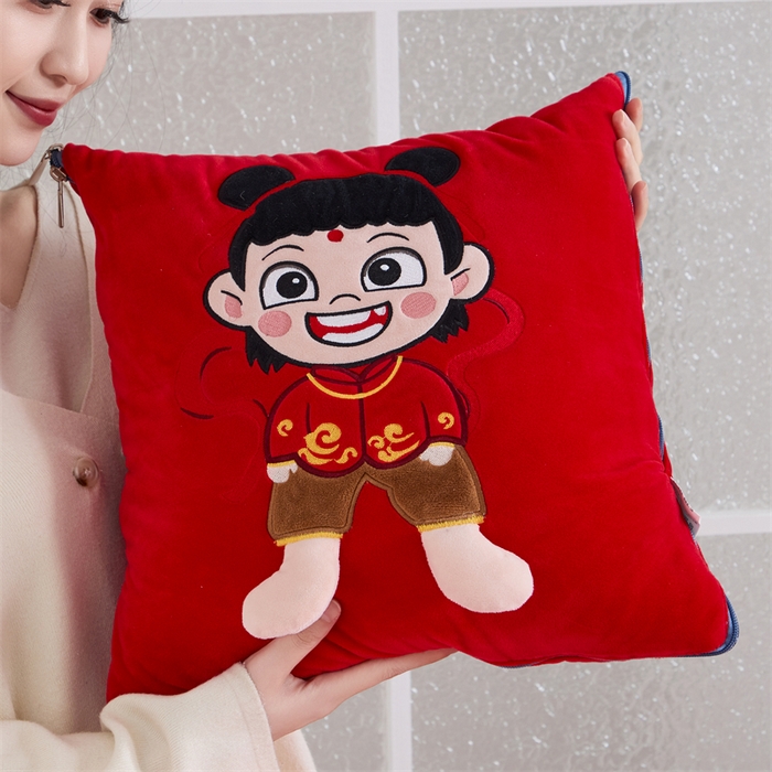 91家纺网 家纺一手货源 找家纺 吉利家居 2025新款法莱绒贴布立体刺绣抱枕毯 哪吒-中国红